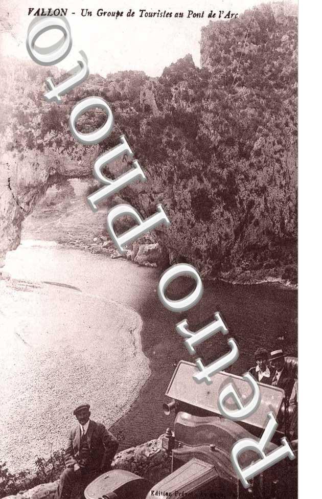 Un groupe de Touristes au Pont d&#039;arc