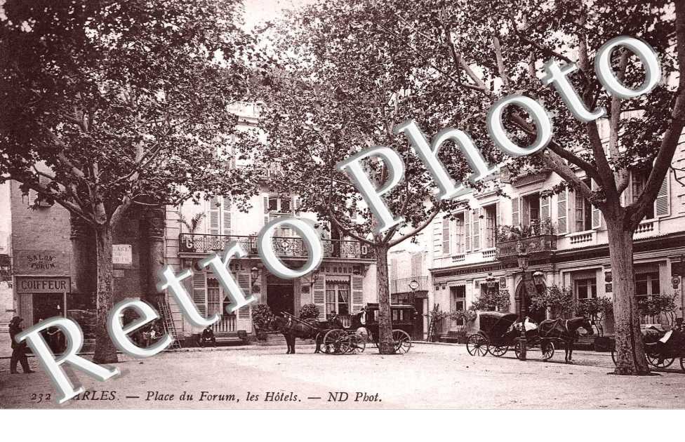 Place du Forum, les hotels
