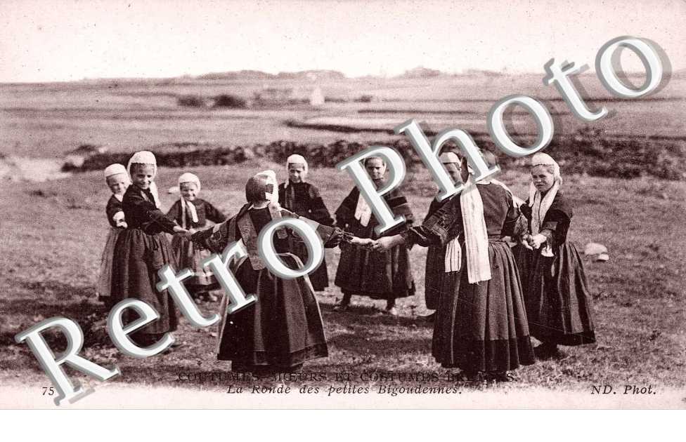 LA RONDE DES PETITES BIGOUDENNES