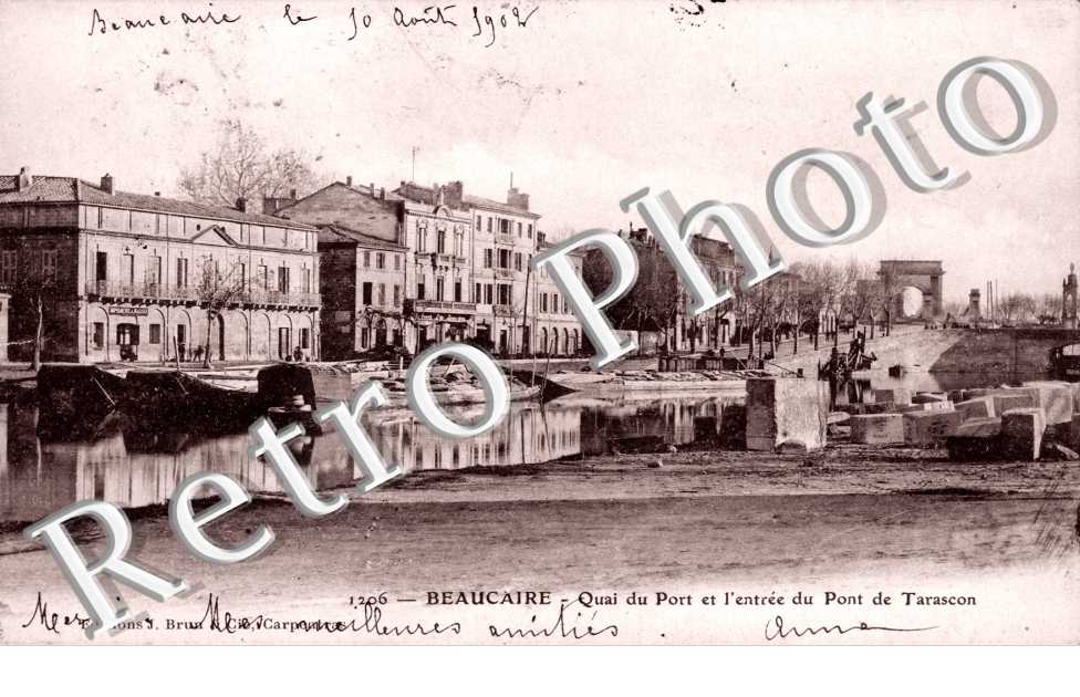 Quai du port et l&#039;entrÃ©e du pont Tarascon