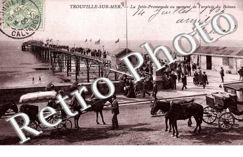 Trouville sur mer - sur la jetee au moment de l&#039;arrivee du bateau