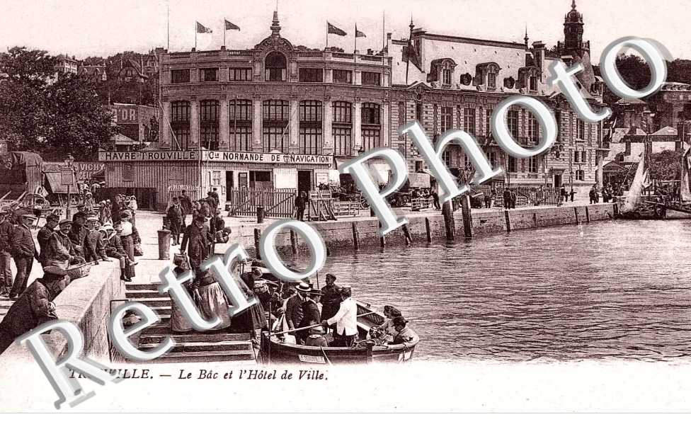 le bac et l&#039;Hotel de Ville