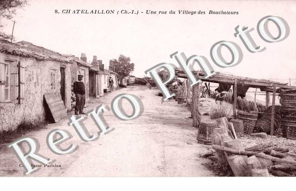 UNE RUE DE VILLAGE DES BOUCHOLEURS