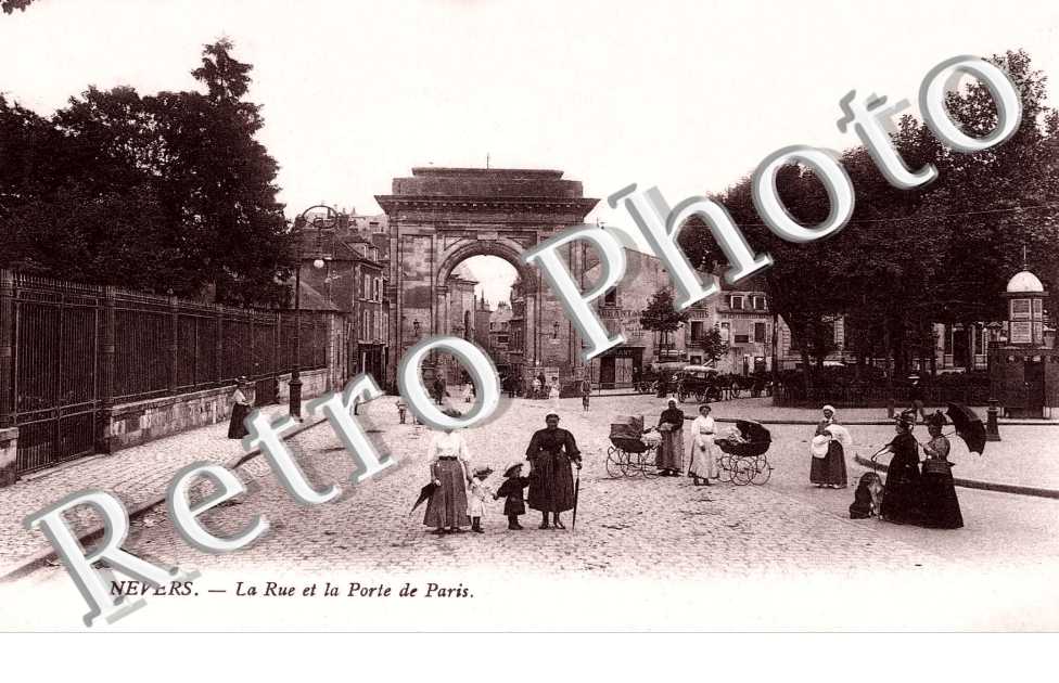LA RUE ET LA PORTE DE PARIS