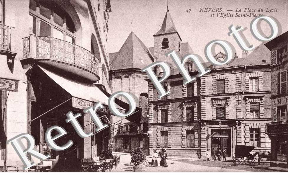 la place du lycee et l'eglise St Pierre