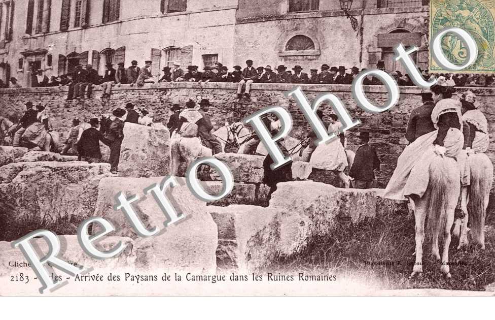 arrivee des paysans de la camargue dans les ruines romaines