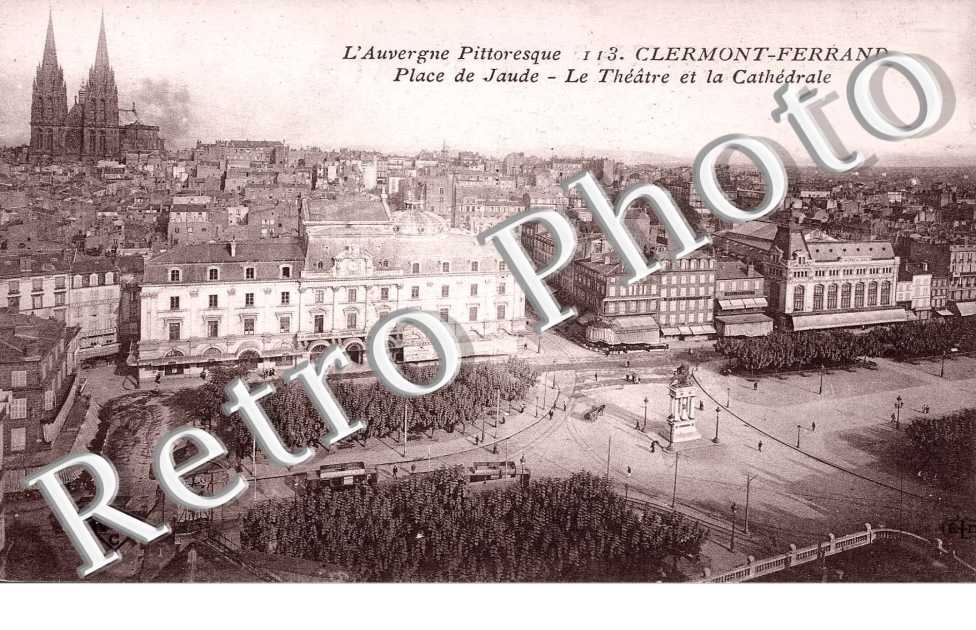 PLACE DE JAUDE LE THEATRE ET LA CATHEDRALE