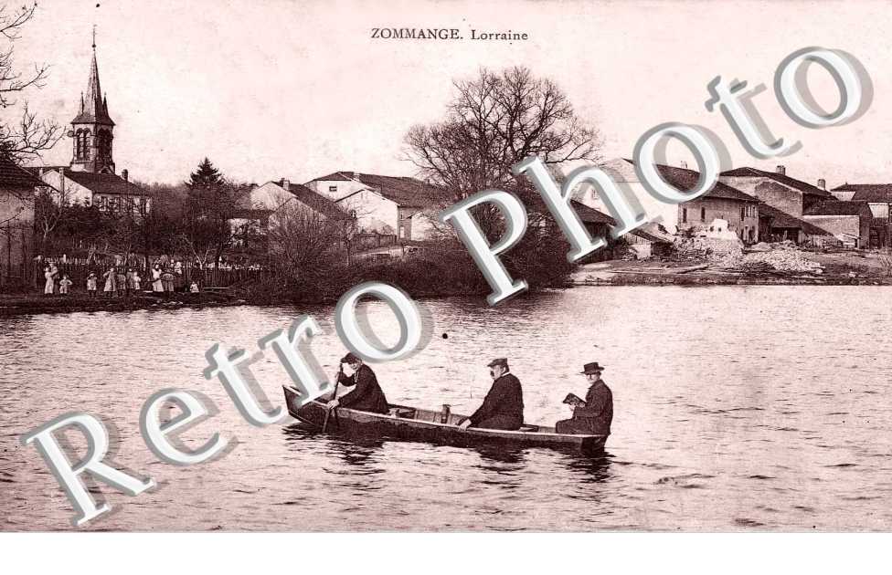 Lorraine (un pretre en soutane manoeuvrant une barque)