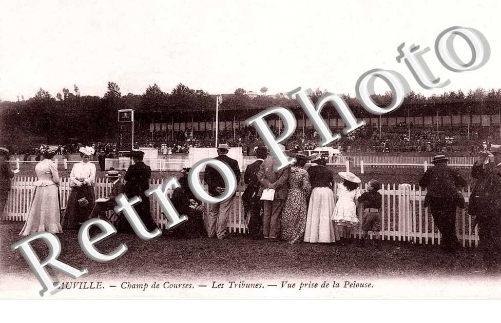 champ de courses, les tribunes, vue prise de la pelouse