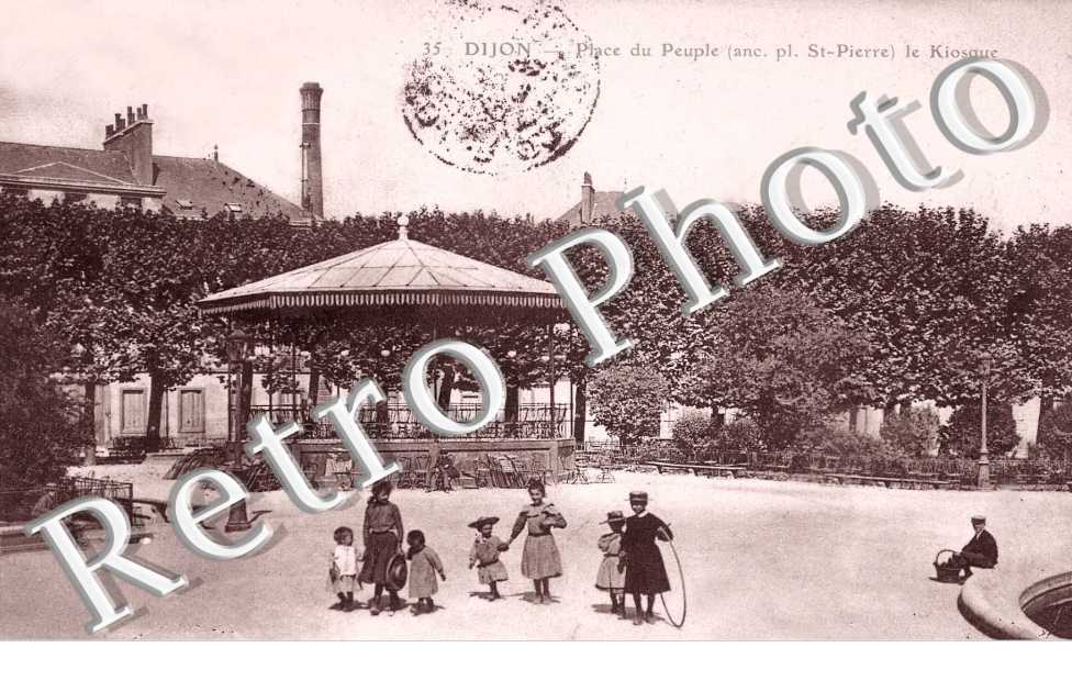 la Place du Peuple le kiosque