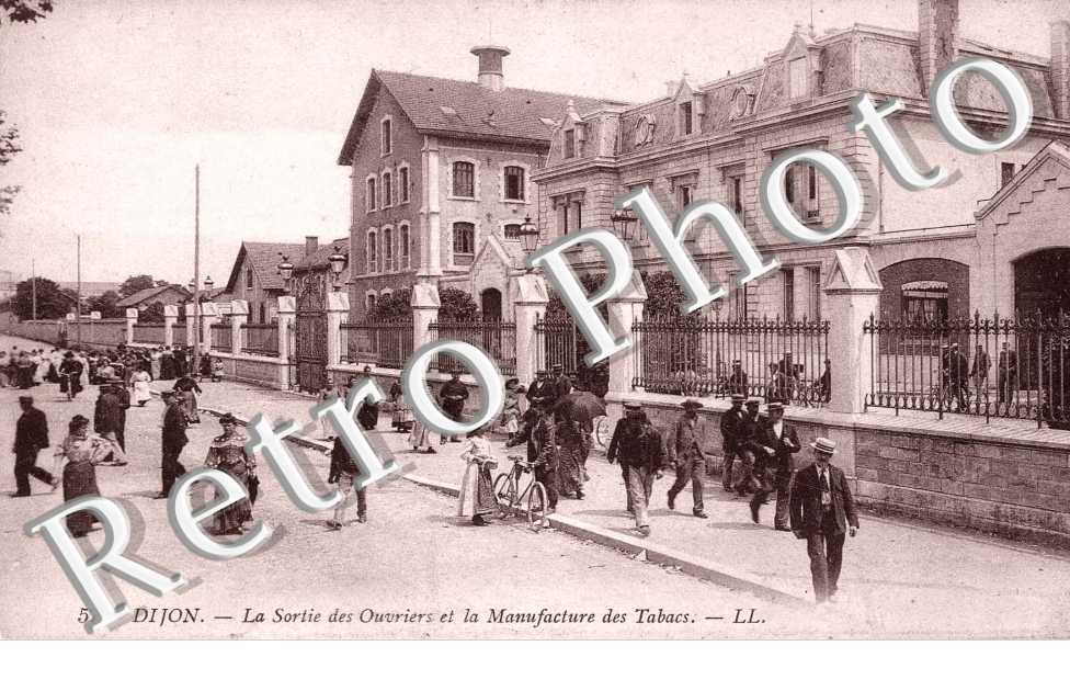 la sortie des ouvriers et la manufacture des tabacs (boulevard Voltaire)