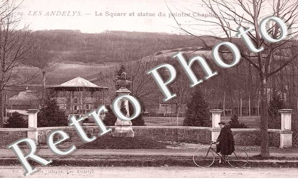 le square et statue du peintre chaplin