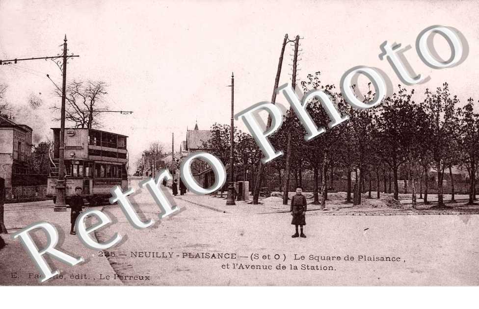 Le square de plaisance  et l&#039;avenue de la station - tramway