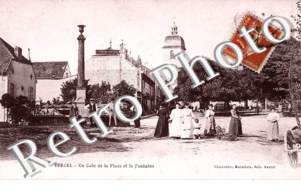 un coin de la place et la fontaine
