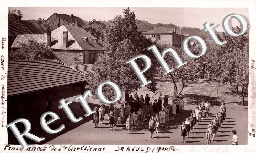 Pensionnat de Sainte Chretienne Une cour de recreation