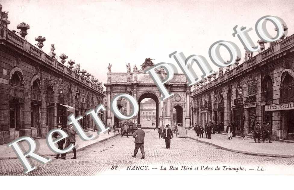 LA RUE HERE ET L&#039;ARC DE TRIOMPHE