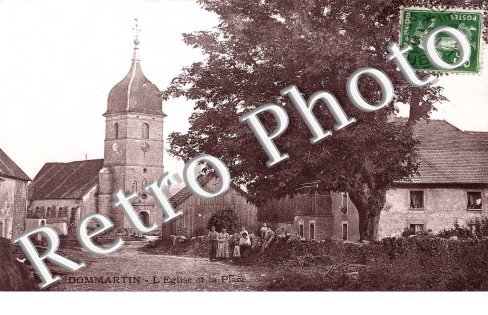 L&#039;EGLISE ET LA PLACE