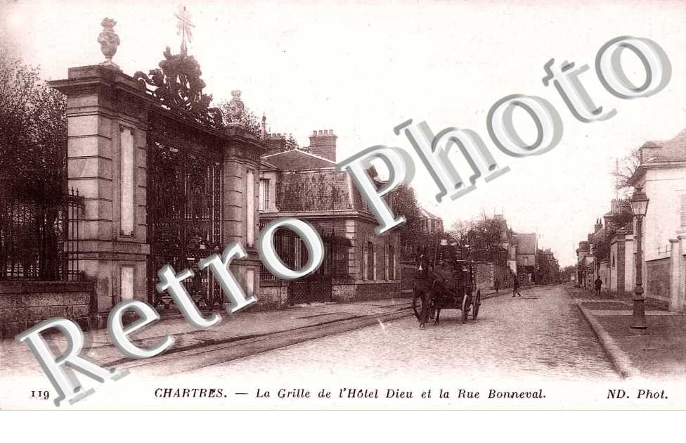 Grille de l&#039;Hotel Dieu et Rue Bonneval