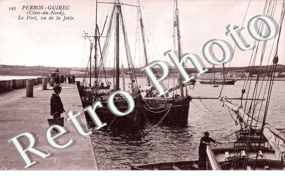 LE PORT VU DE LA JETEE