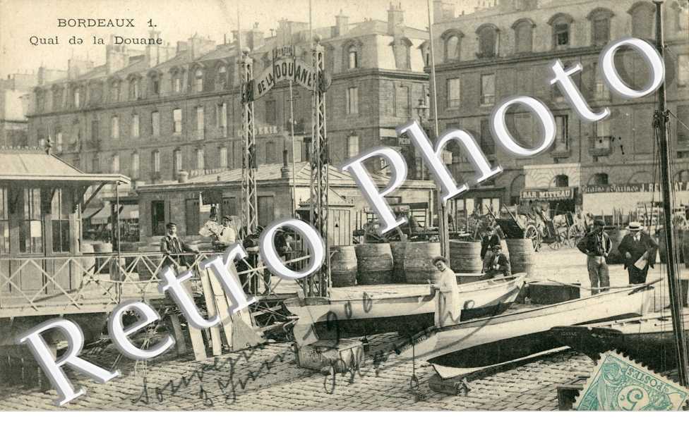 QUAI DE LA DOUANE - tonneaux
