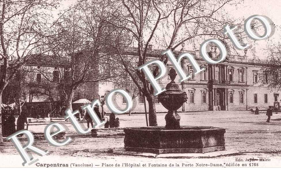 Place de l'Hopital et Fontaine de la Porte Notre Dame