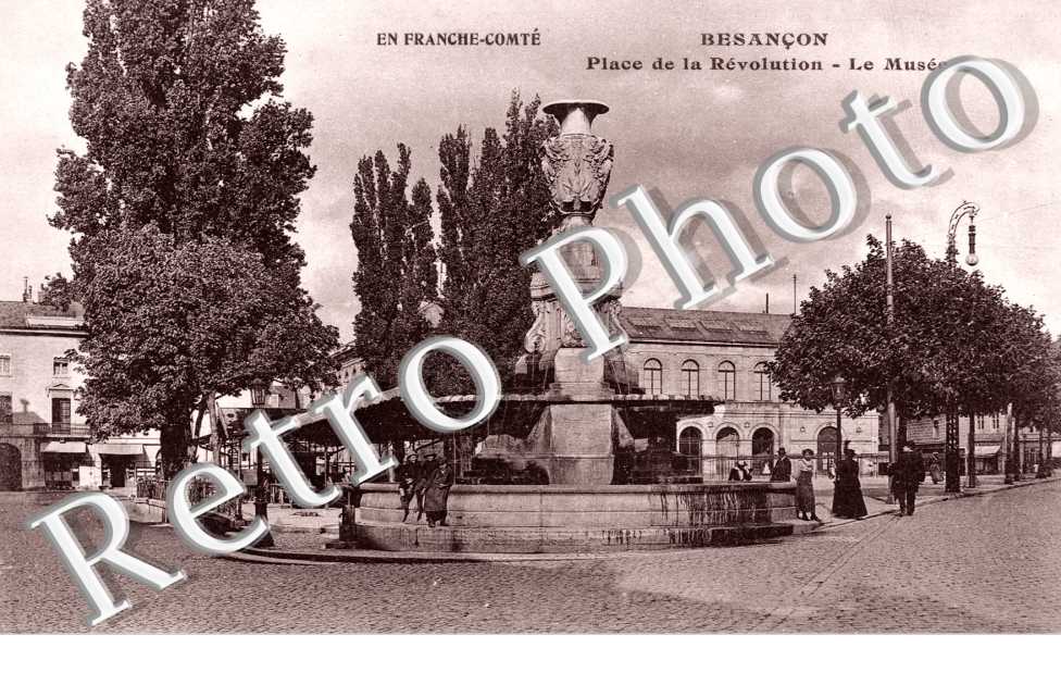 PLACE DE LA REVOLUTION - LE MUSEE