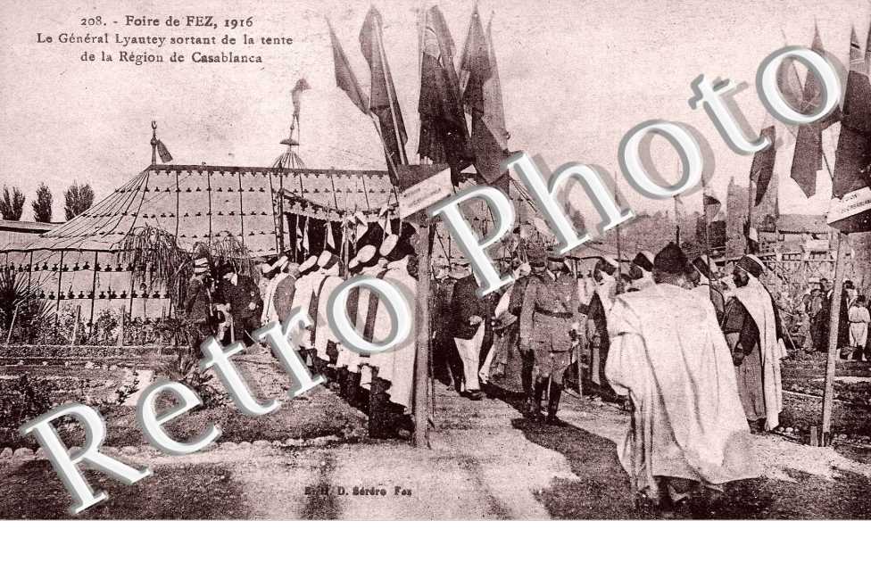 Foire de 1916 - Le general Lyauthey sortant de la tente de la Region de Casablanca
