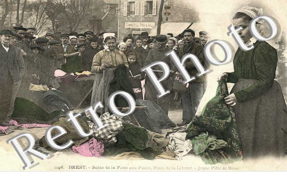 scene de la foire aux puces, place de la liberte, jeune fille de brest