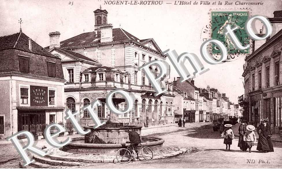 Hotel de ville et la rue Charronnerie