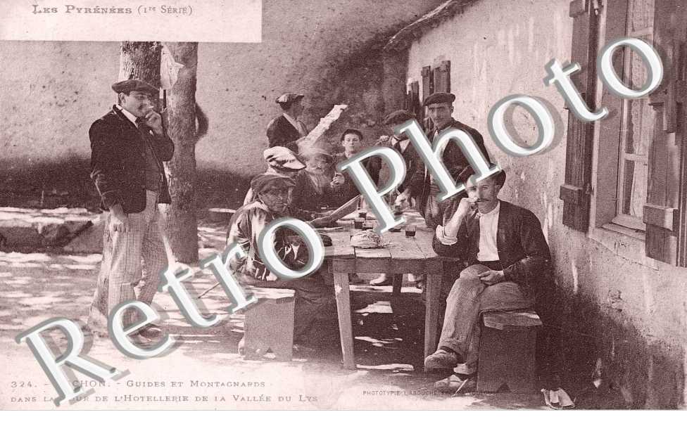 guides et montagnards dans la cour de l'hotellerie de la vallee lu lys