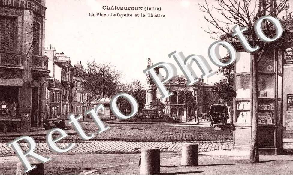 LA PLACE LAFAYETTE ET LE THEATRE