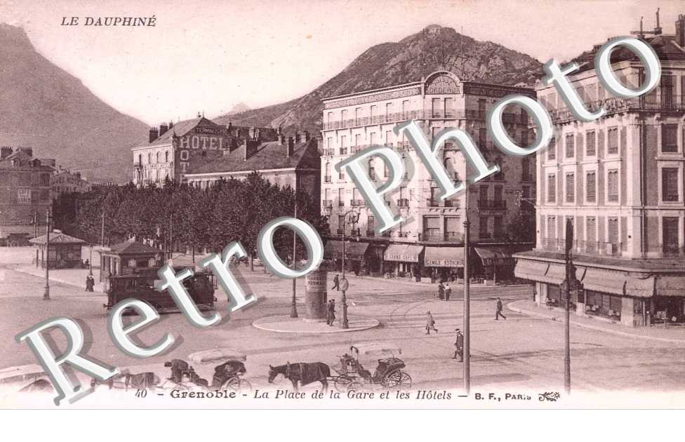 LA PLACE DE LA GARE ET LES HOTELS