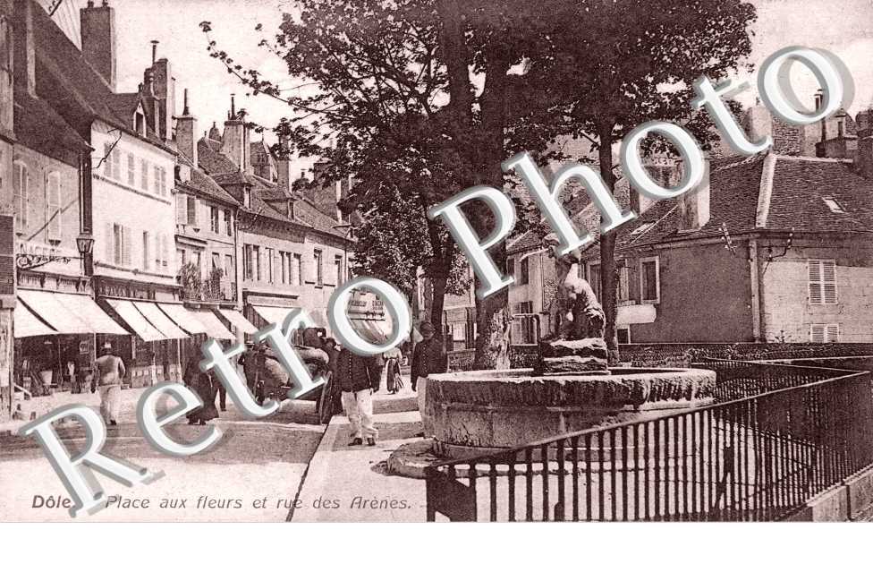 Place aux Fleurs et rue des Arènes