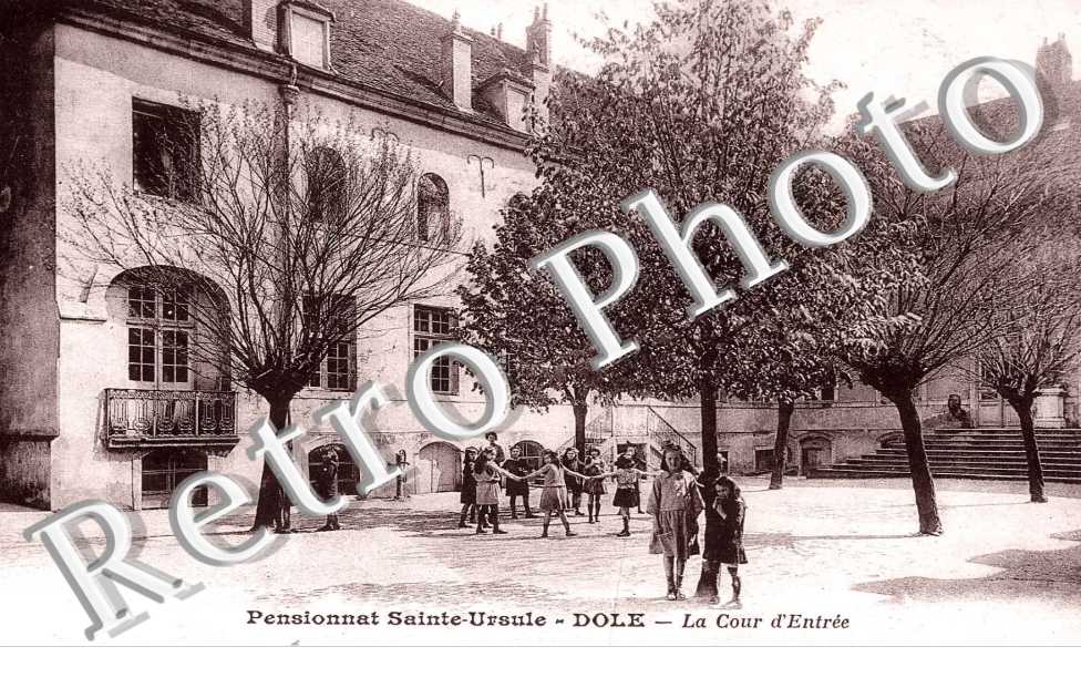 pensionnat sainte ursule, la cour d'entree