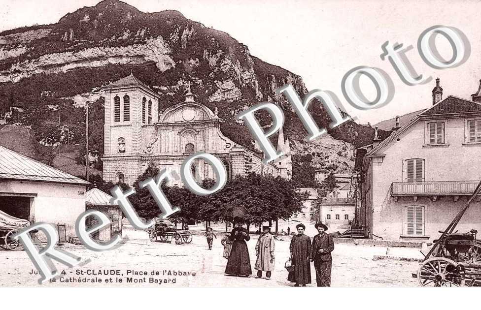 Place de l'Abbaye, la Cathedrale et le Mont Bayard