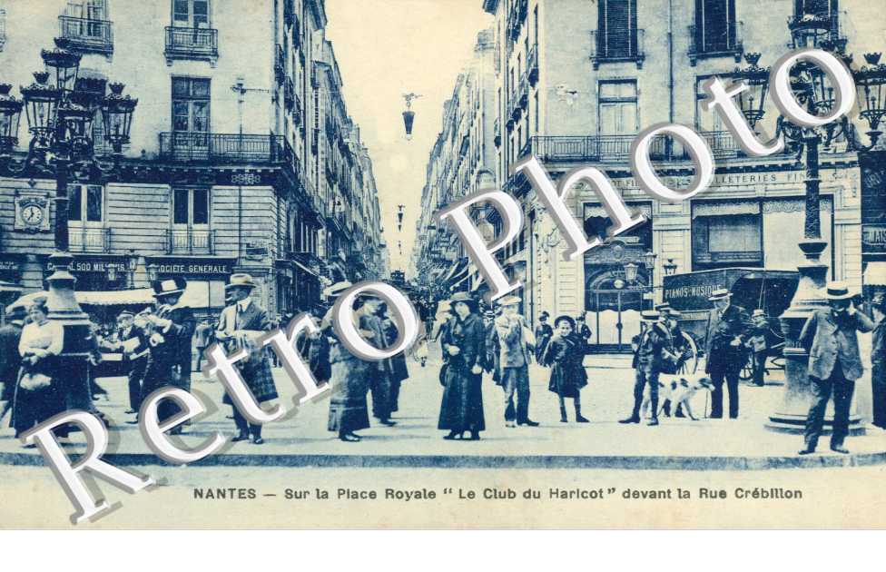 SUR LA PLACE ROYALE " le club du Haricot " devant la rue Crébillon