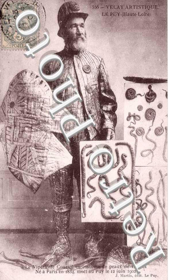 Le Vipericide Courtol en costume de peaux de viperes - ne a Paris en 1834, mort a Puy en 1902