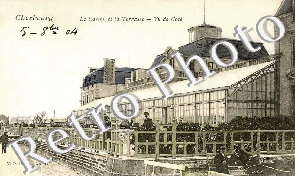 Le casino et la terasse - vu de cote