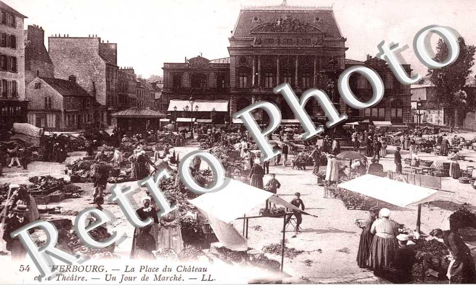 LA PLACE DU CHATEAU ET LE THEATRE