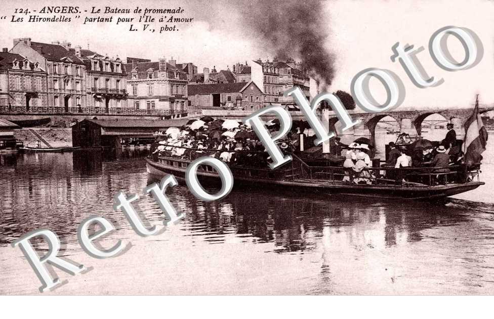 le bateau de promenade "les hirondelles" partant pour l'Ile d'Amour
