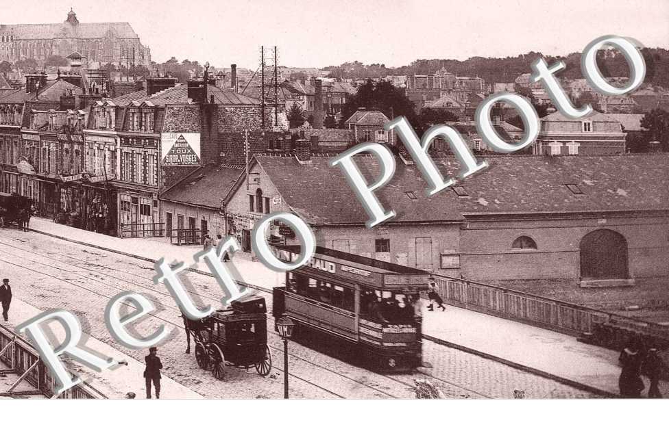 Une rue avec tramway