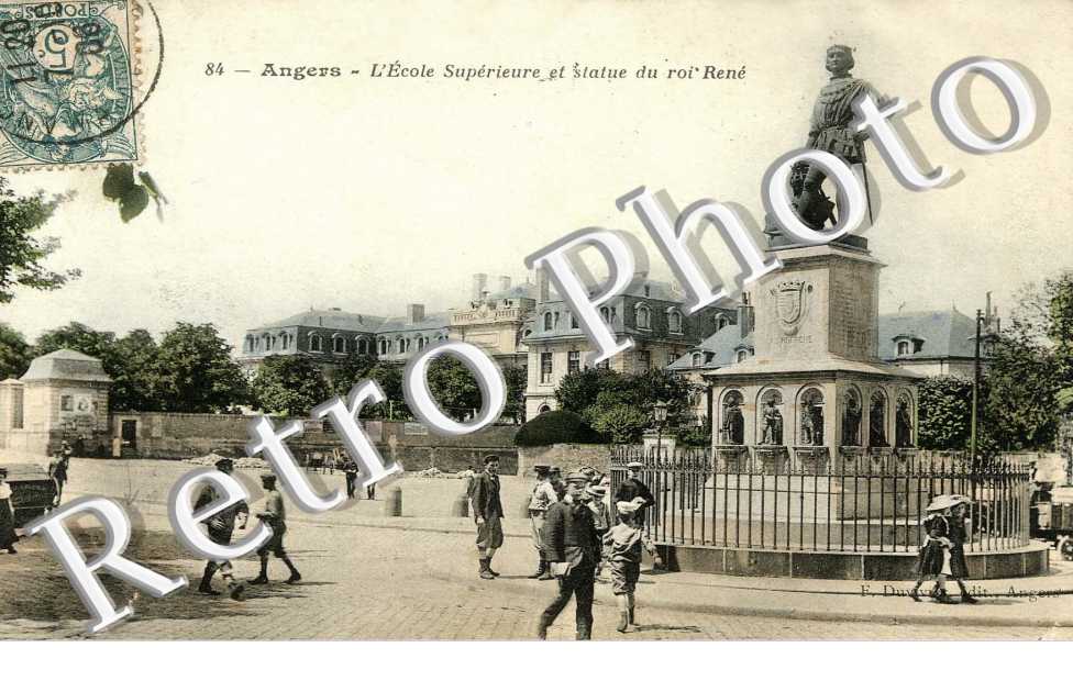 Ecole Superieure et Statue du roi Rene