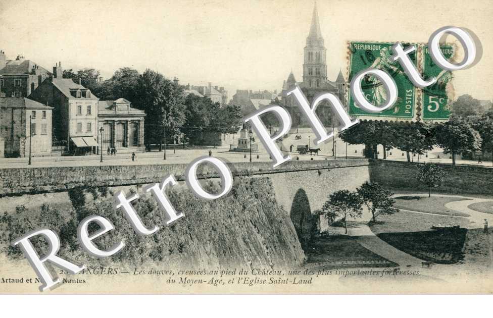 les douves et l'église Saint-Laud