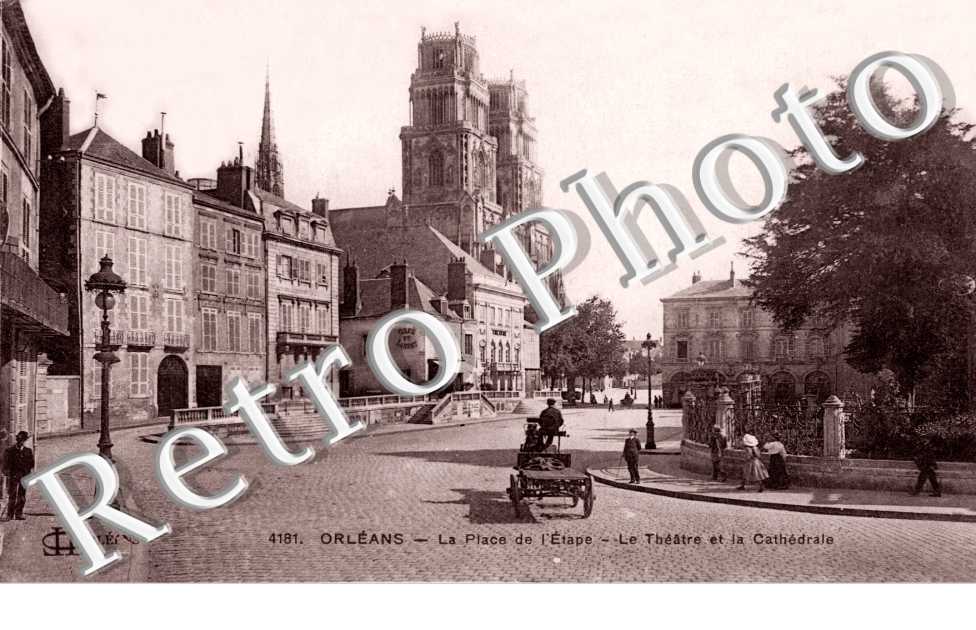 la Place de l&#039;Etape - le Théâtre et la Cathédrale