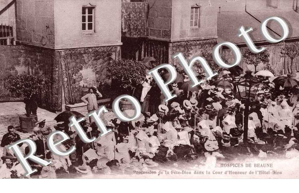 hospice de Beaune - procession de la fete Dieu dans la cour d'honneur de l'hotel Dieu