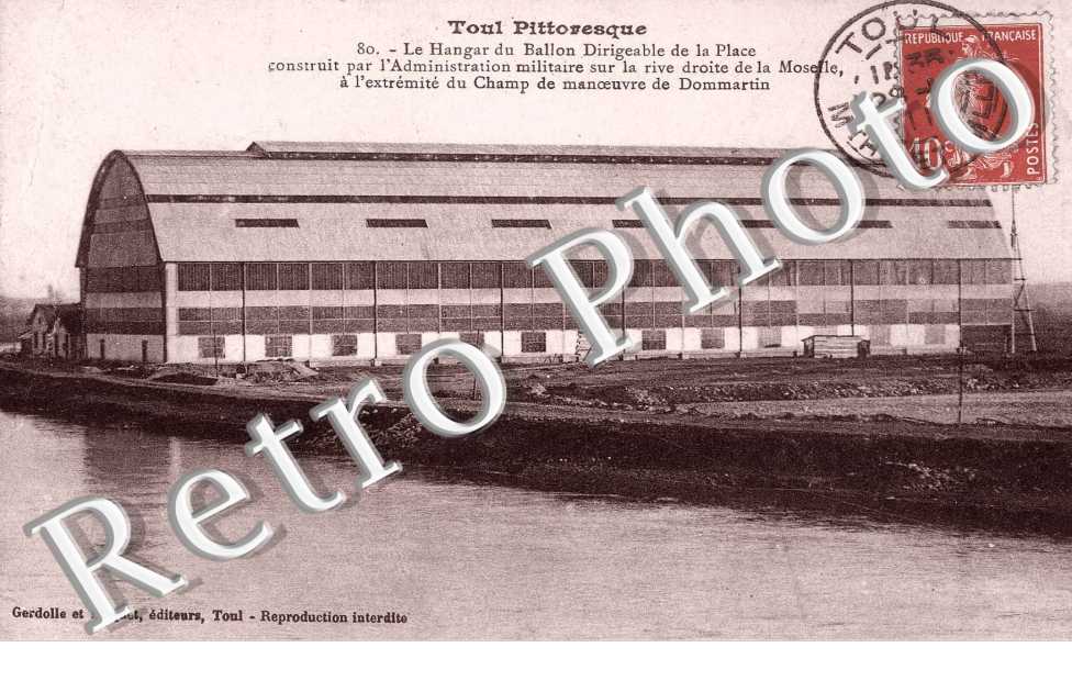 le hangar du ballon dirigeable de la Place