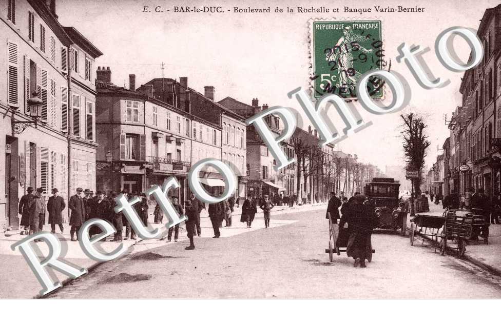Boulevard de La Rochelle et banque Varin-Bernier