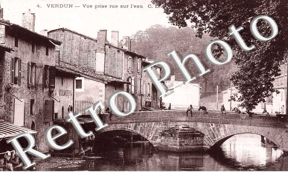 VUE PRISE RUE SUR L&#039;EAU