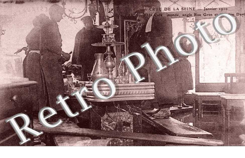 Crue de la Seine, un Cafe inonde,angle rue Gros et Felicien David  janvier 1910