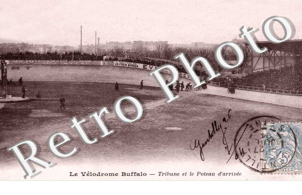 Le Velodrome Buffalo, Tribune et Poteau d'Arrivee